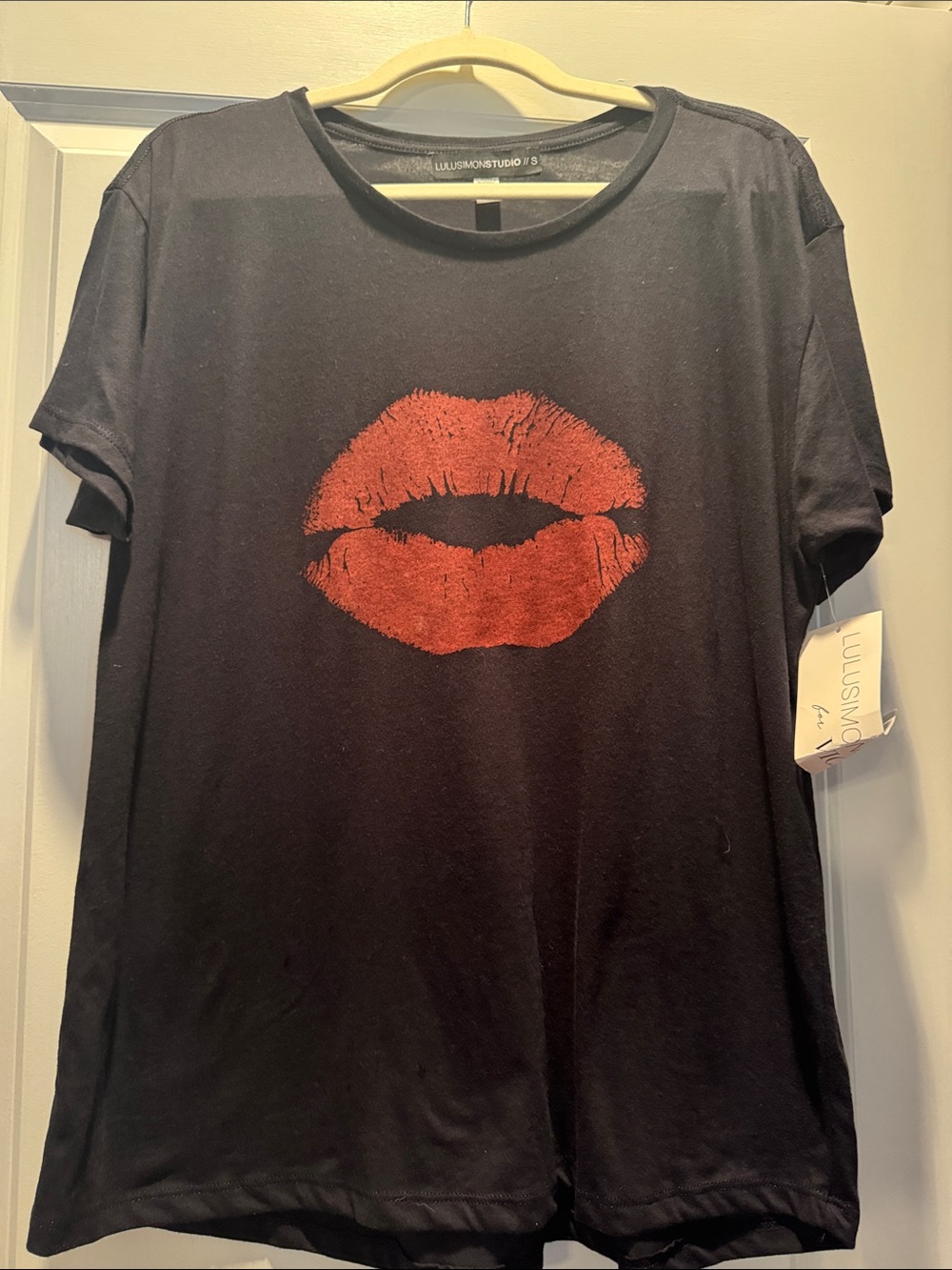 Vici Black Short-Sleeve Tee with Red Lip Graphic